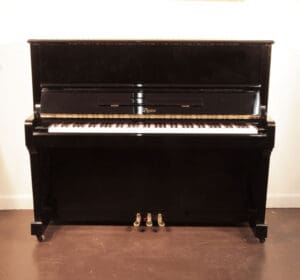 Boston 125E Klavier in aufrechter Bauweise
