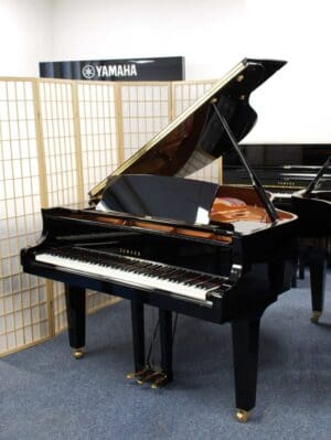 Gebrauchter Yamaha Flügel Modell C1X in hochglanzschwarz