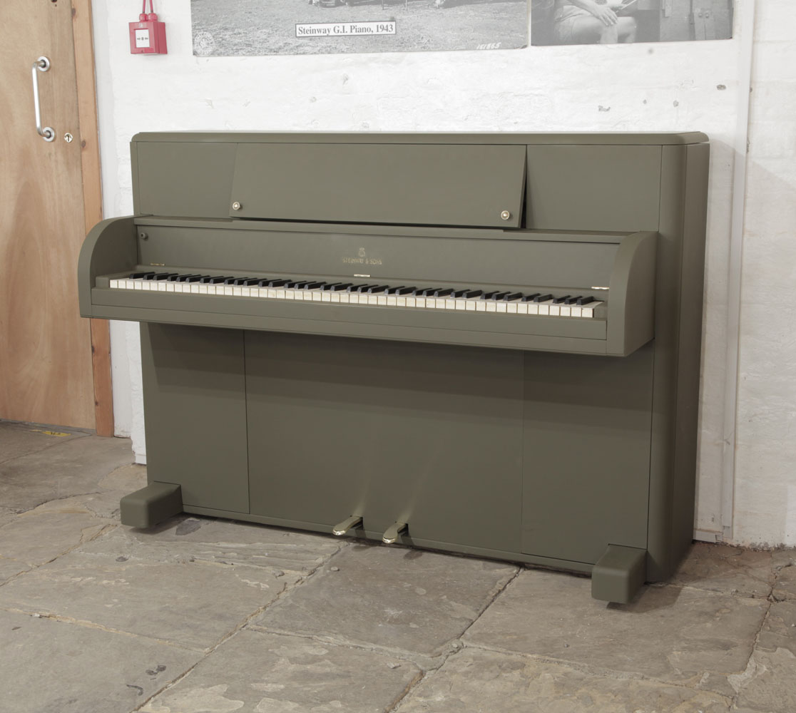 Steinway „Victory Vertical“ 1944 – Original-Militärklavier in Olivgrün